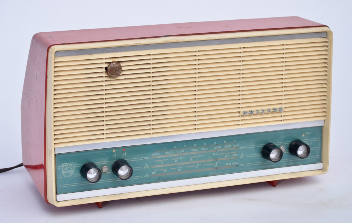 Antigo rádio portátil, marca "Philips", nos ton
